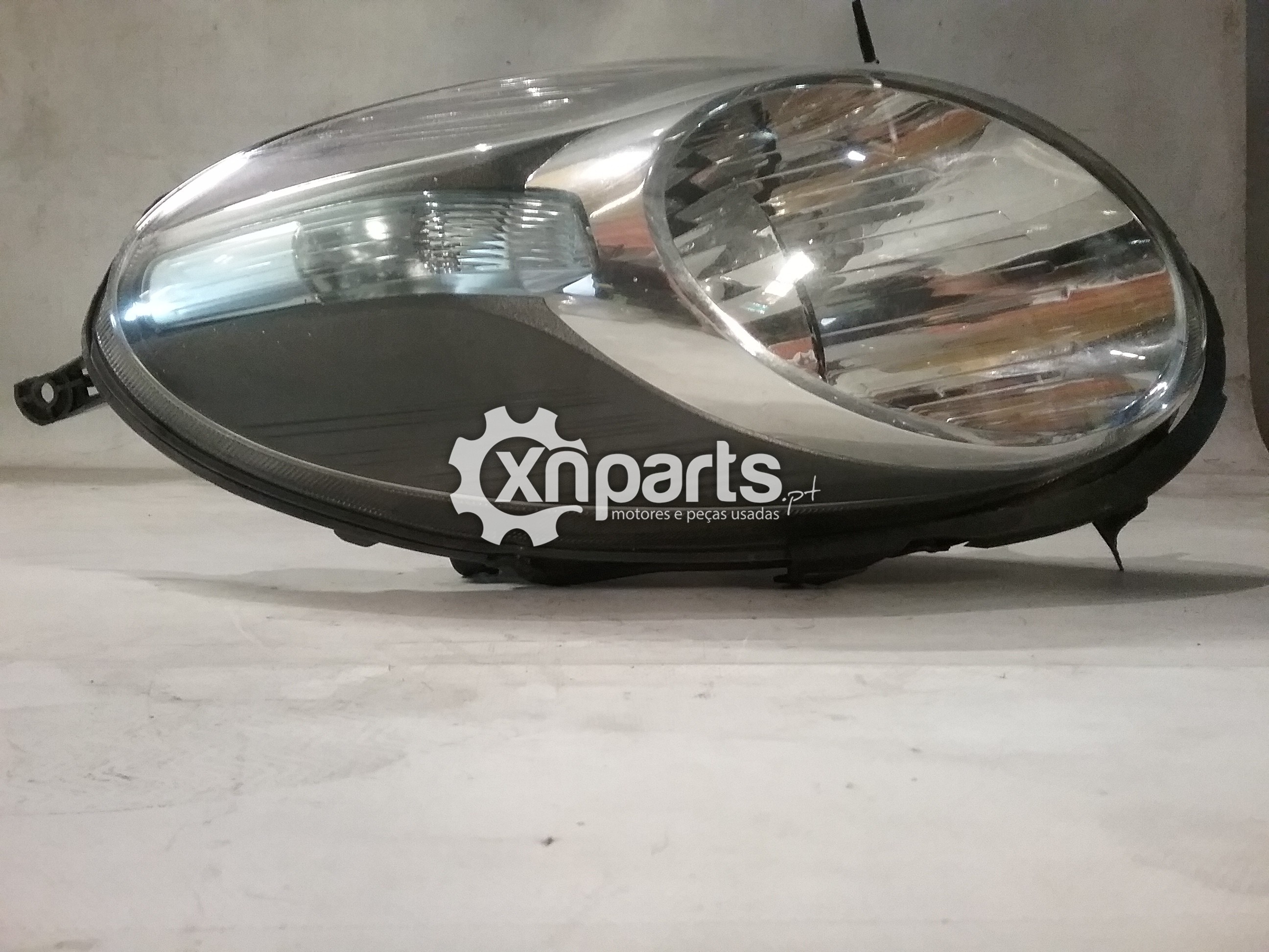 Peças - Farol Frente Dto Nissan Micra Iii 2002 - 2010 Usado